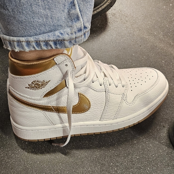 Women's Air Jordan 1 High OGWhite and Gold - Picture 4 of 7